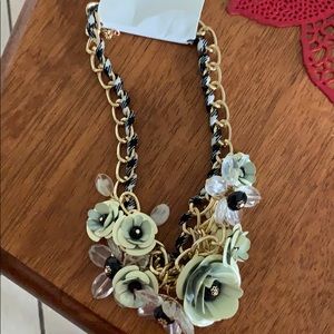 Fashion necklace with white flowers